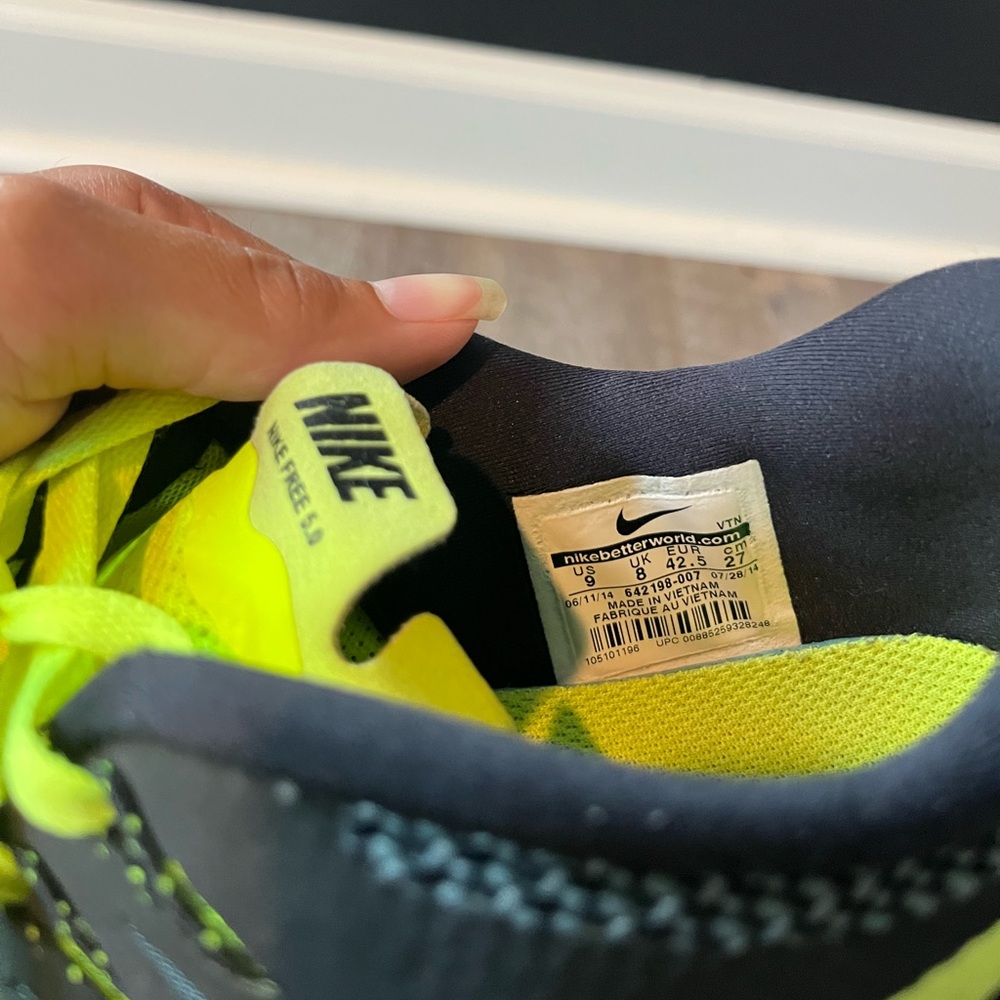 Nike Free Run Black and Neon Yellow Athletic Shoe - Picture 4 of 8